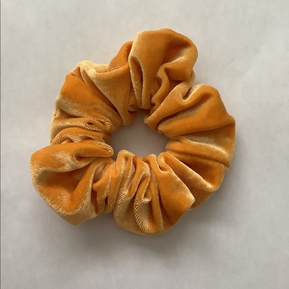 Soft velvet scrunchies - Picture 6 of 16